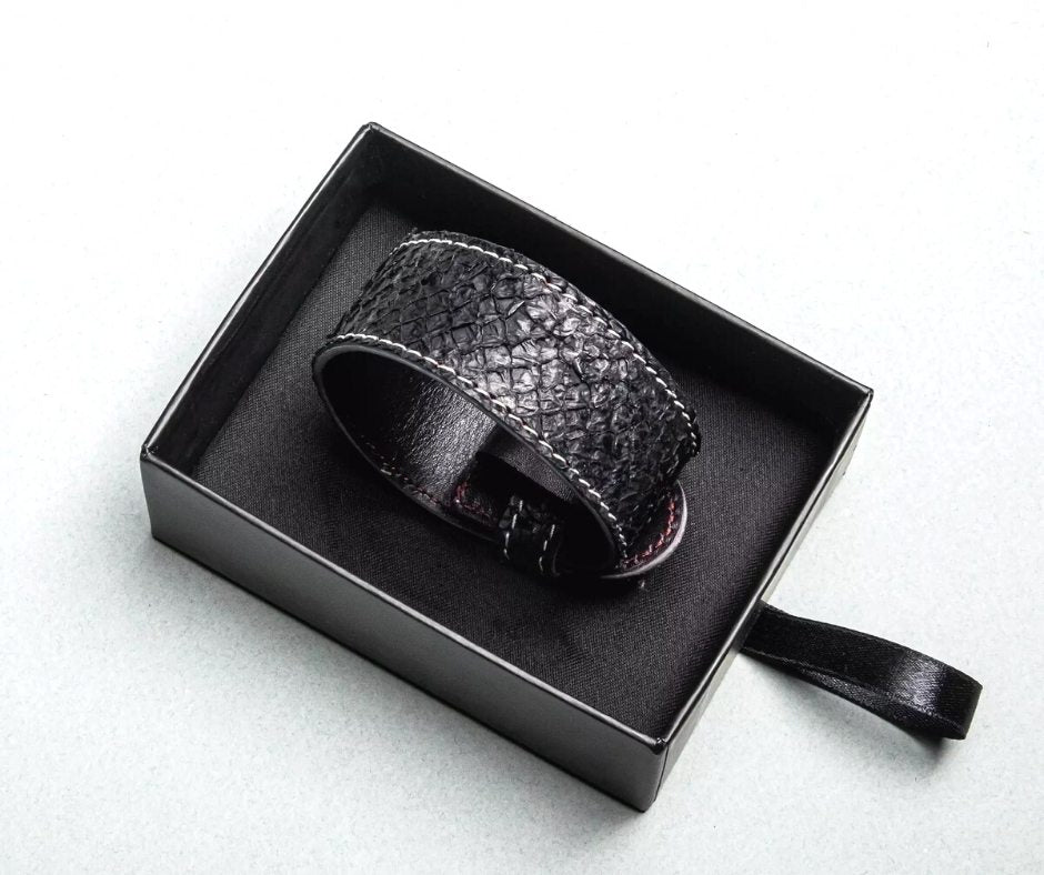 Bracelet en cuir de peau de saumon "Armilla black". 23 × 2.8 cm
