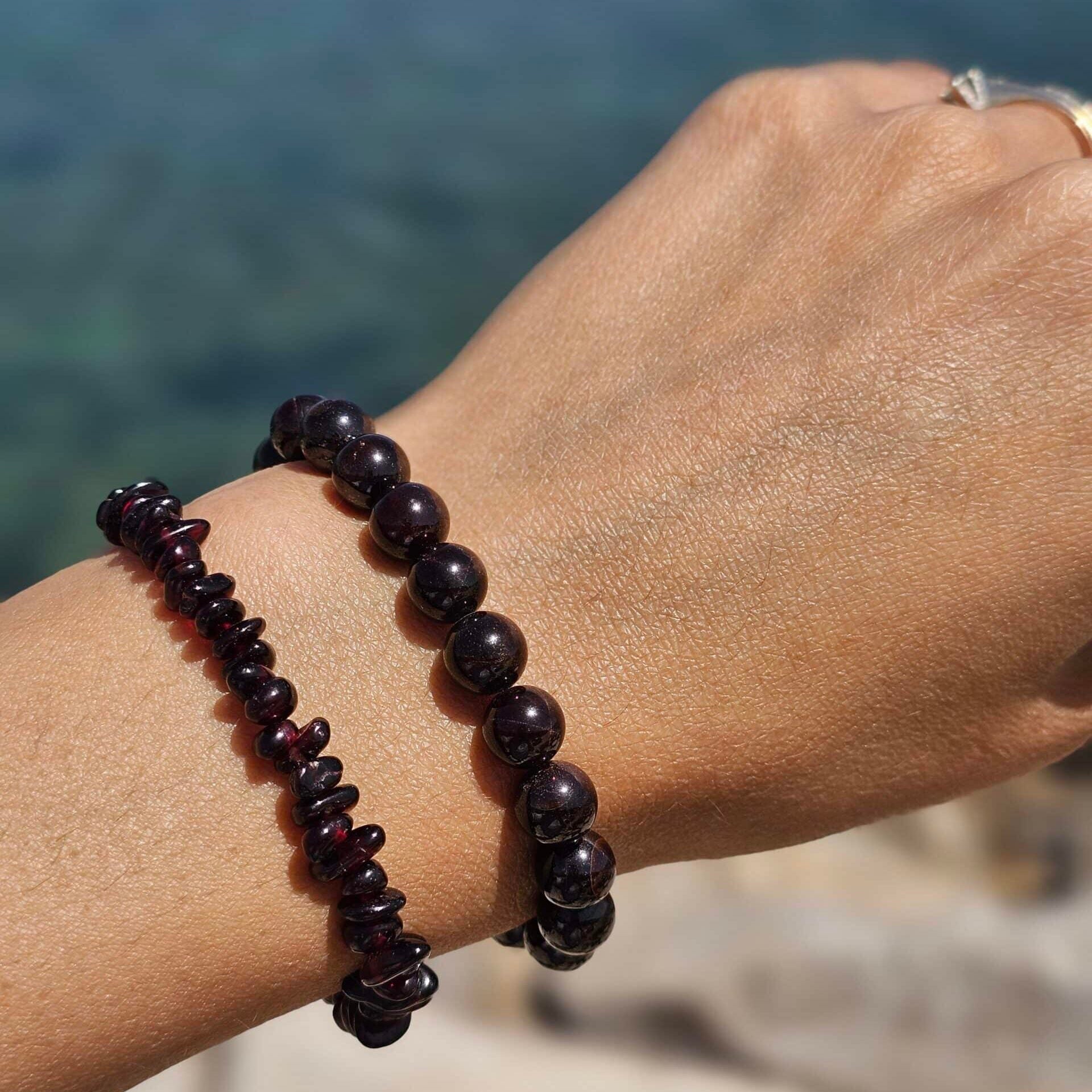 Duo de bracelets élastiques en grenat rouge - Énergie et élégance (17-19 cm)