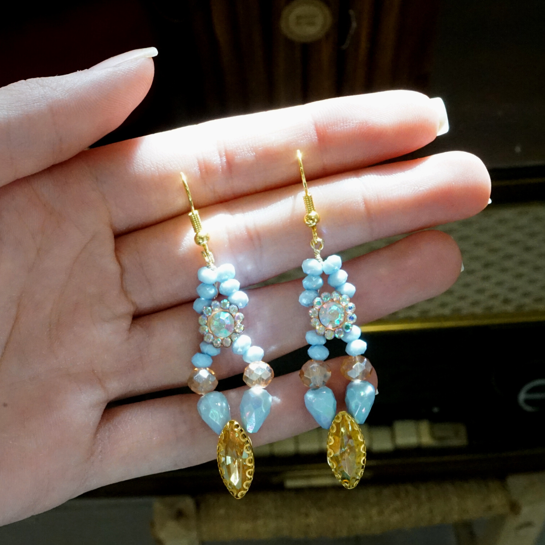 Boucles d'oreilles couleur bleu, modelé anciennes corail