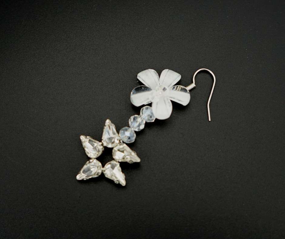 Boucles d'oreille pour mariée, couleur blanche , modèle fleur