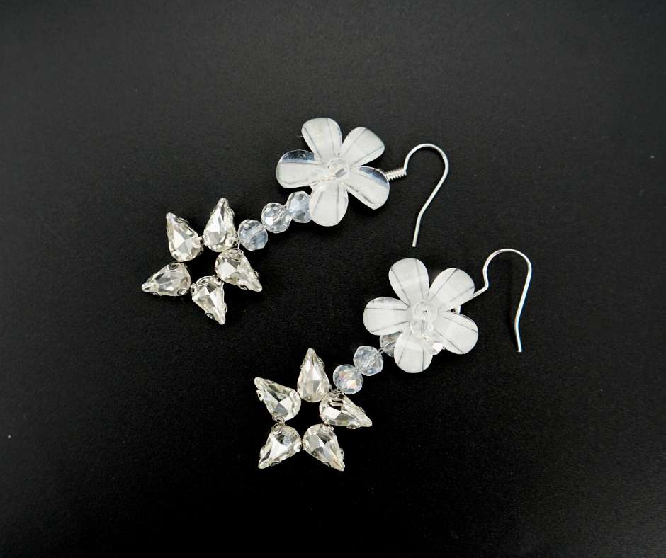 Boucles d'oreille pour mariée, couleur blanche , modèle fleur