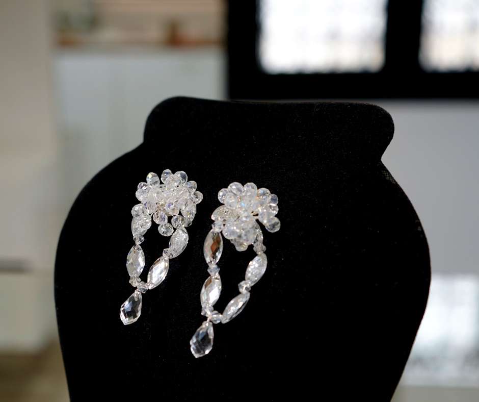 Boucles d'oreille pour mariée, couleur blanche , modèle ovale