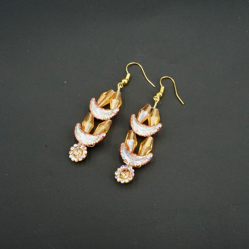 Boucles d'oreilles couleur d'orée, modelé lunes croissantes et fleurs dorées en perles