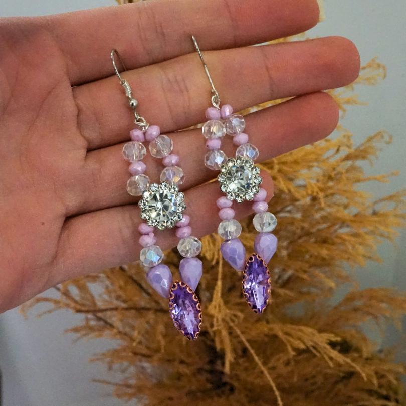 Boucles d'oreilles couleur violet, modelé anciennes corail