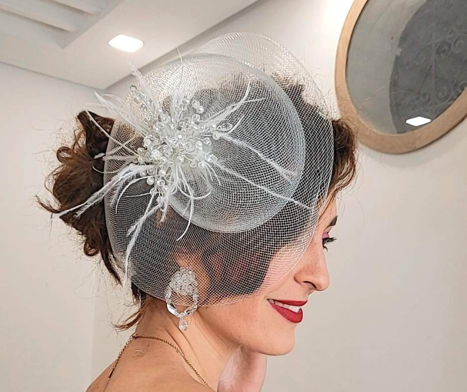 Broche blanche pour mariée, modèle chapeau