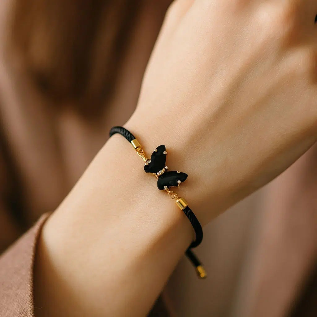 Bracelet en cordon noir avec papilon assorti