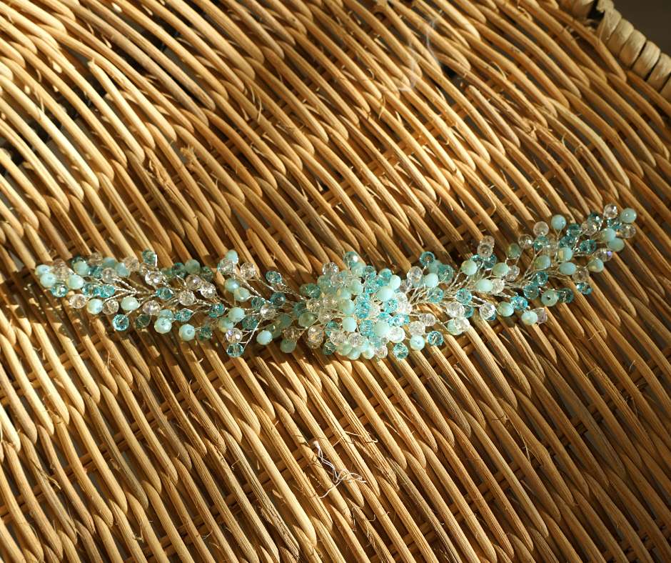 Broche bleu et blanche, modèle Swarowski branche