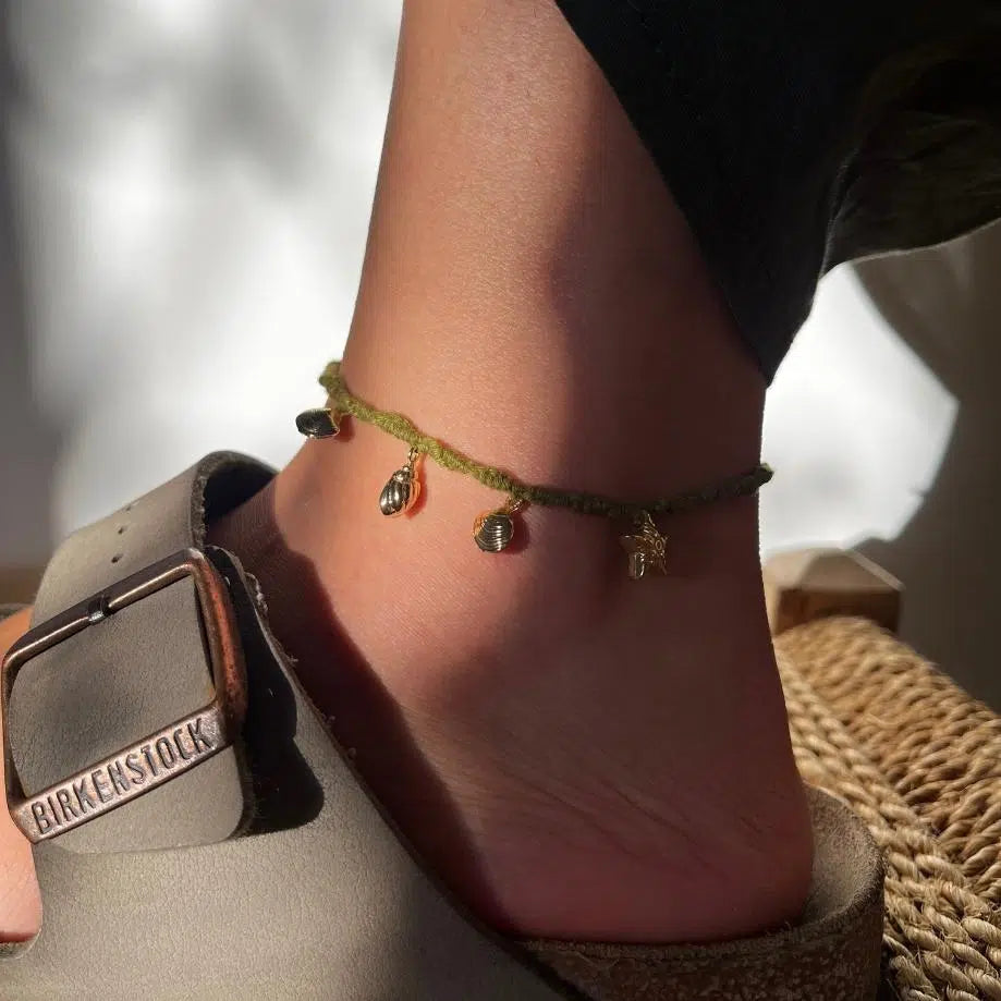 Bijou de cheville mer et soleil pendentifs dorés & cordon vert