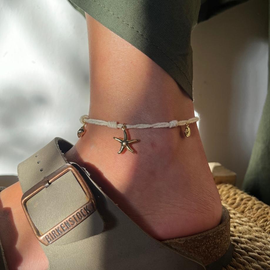 Bracelet de cheville doré et blanc bijou d’inspiration marine fait main