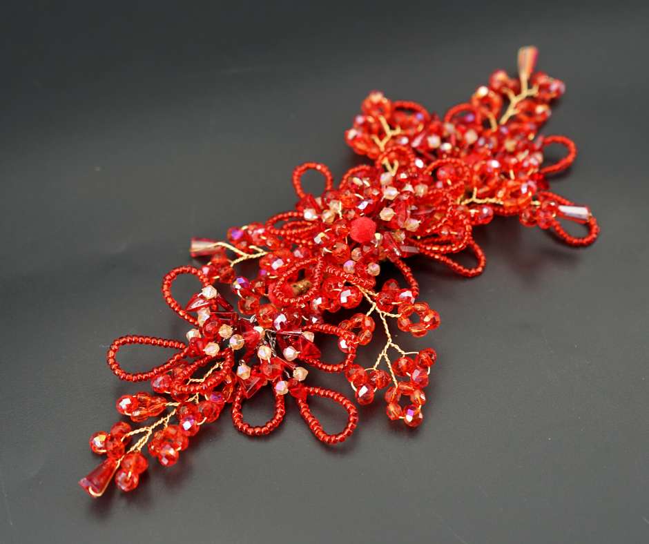 Broche rouge , modèle floral