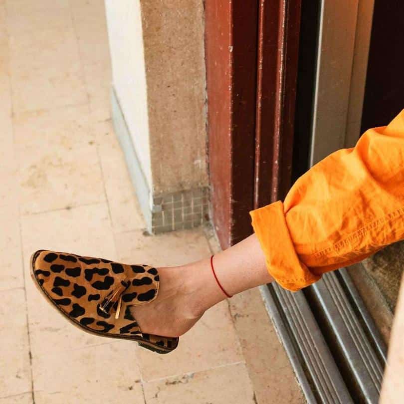 Babouche ” Fauve ” unisexe léopard en cuir, balgha upcyclé