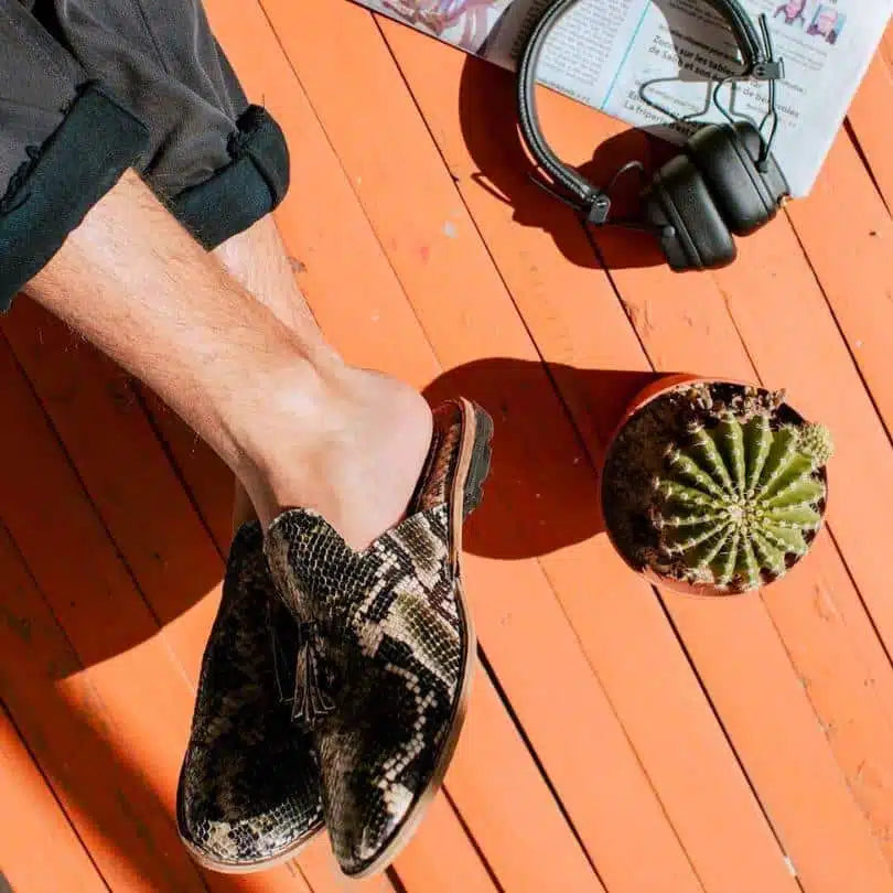 Babouche ” Python ” unisexe gris foncé en cuir , balgha upcyclé