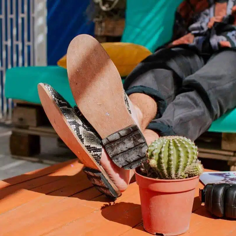 Babouche ” Python ” unisexe gris foncé en cuir , balgha upcyclé