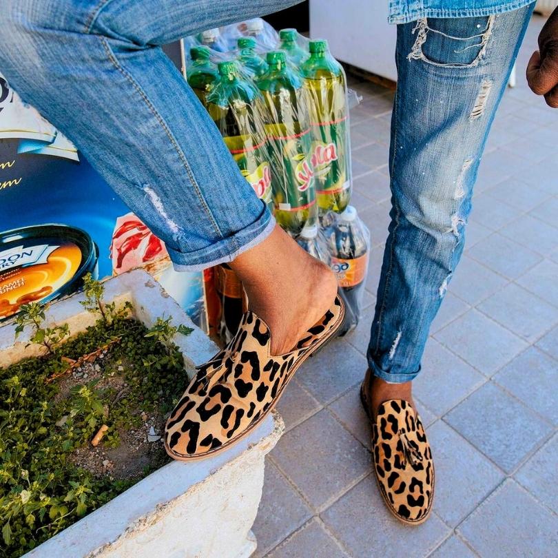 Babouche ” Fauve ” unisexe léopard en cuir, balgha upcyclé