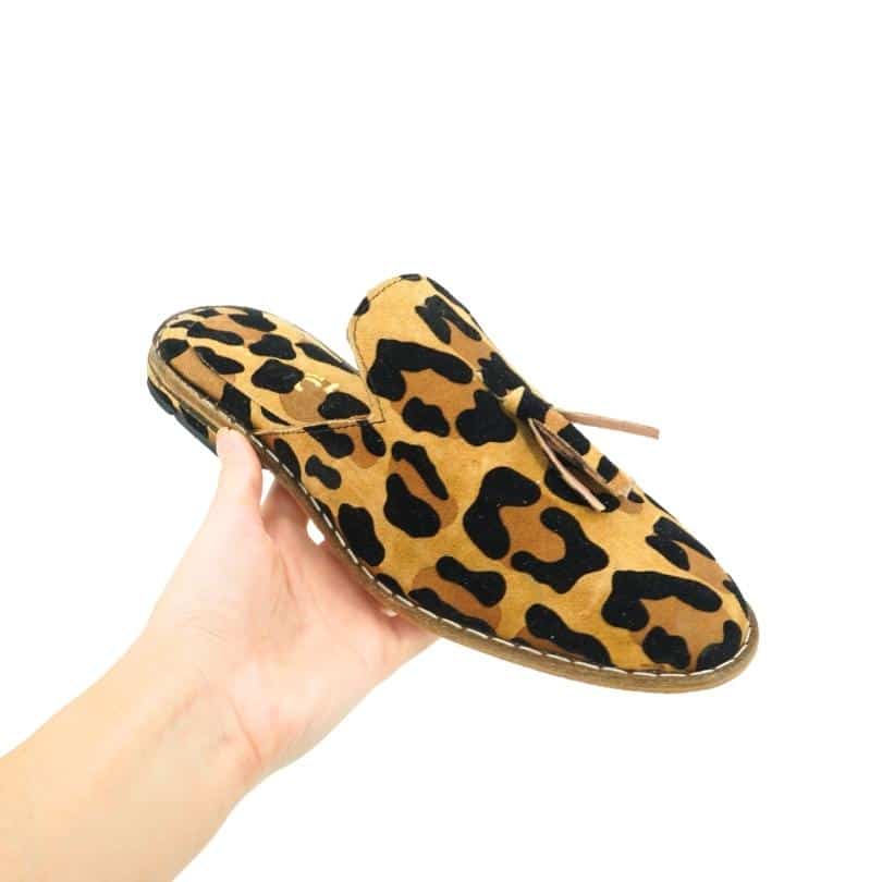 Babouche ” Fauve ” unisexe léopard en cuir, balgha upcyclé