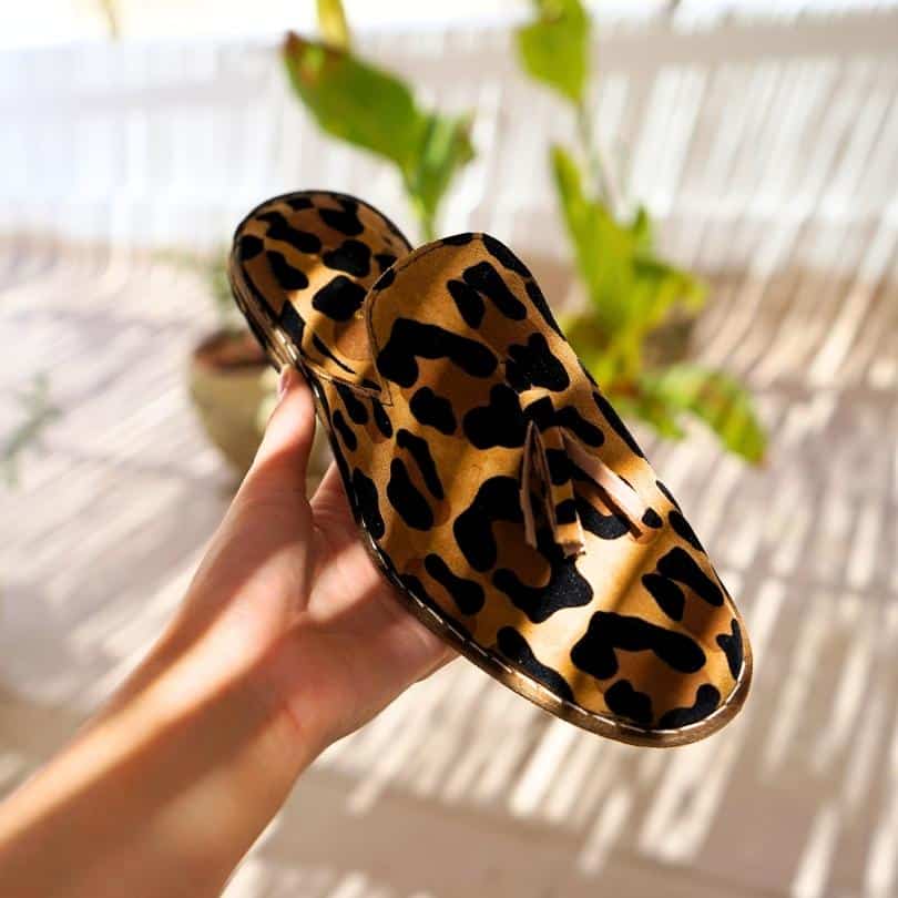 Babouche ” Fauve ” unisexe léopard en cuir, balgha upcyclé