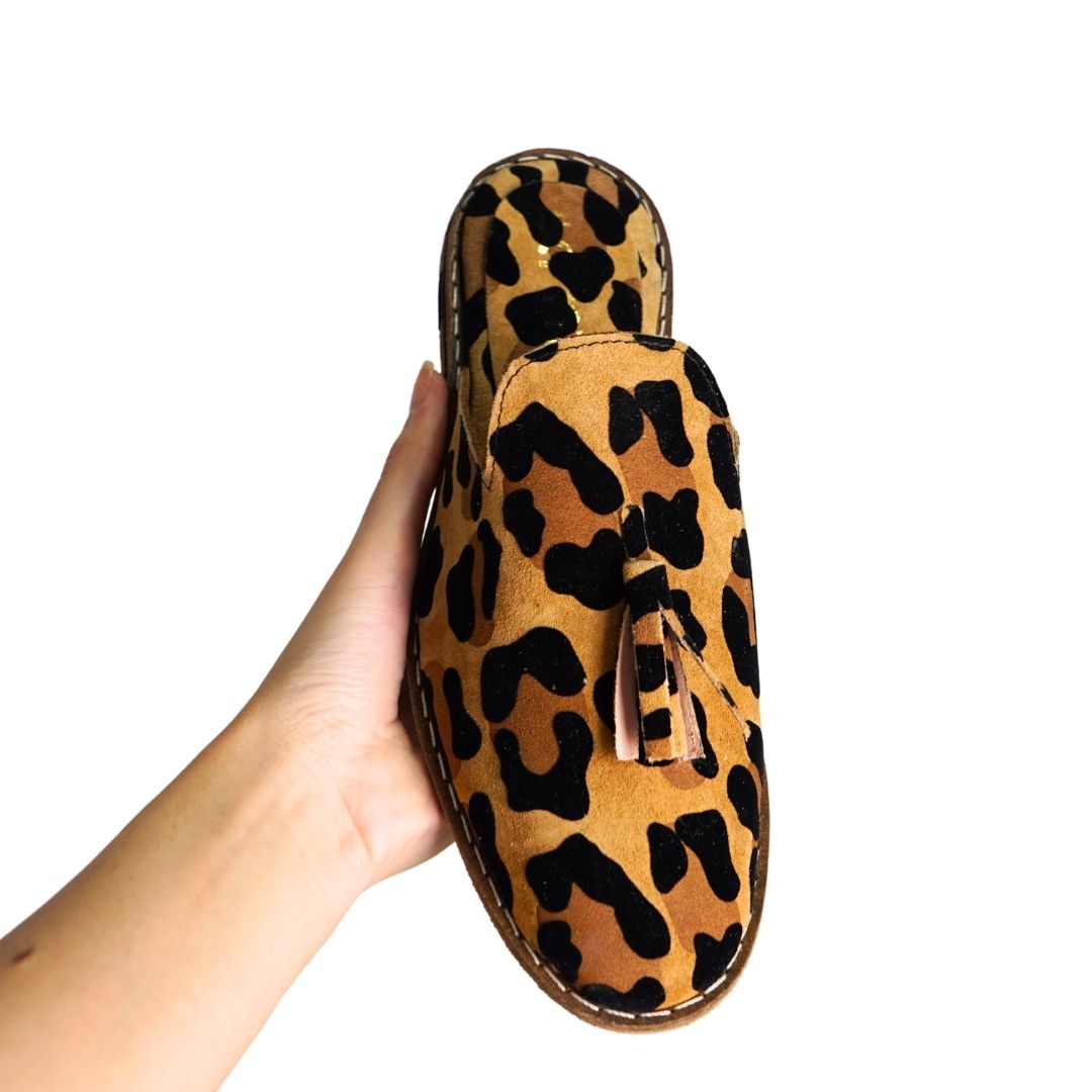 Babouche ” Fauve ” unisexe léopard en cuir, balgha upcyclé