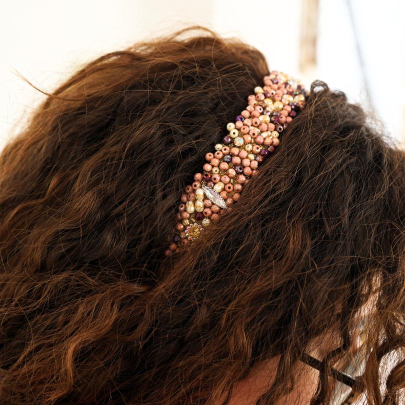 Bandeau cheveux de mariage couleur beige  avec des perles et Diamonds