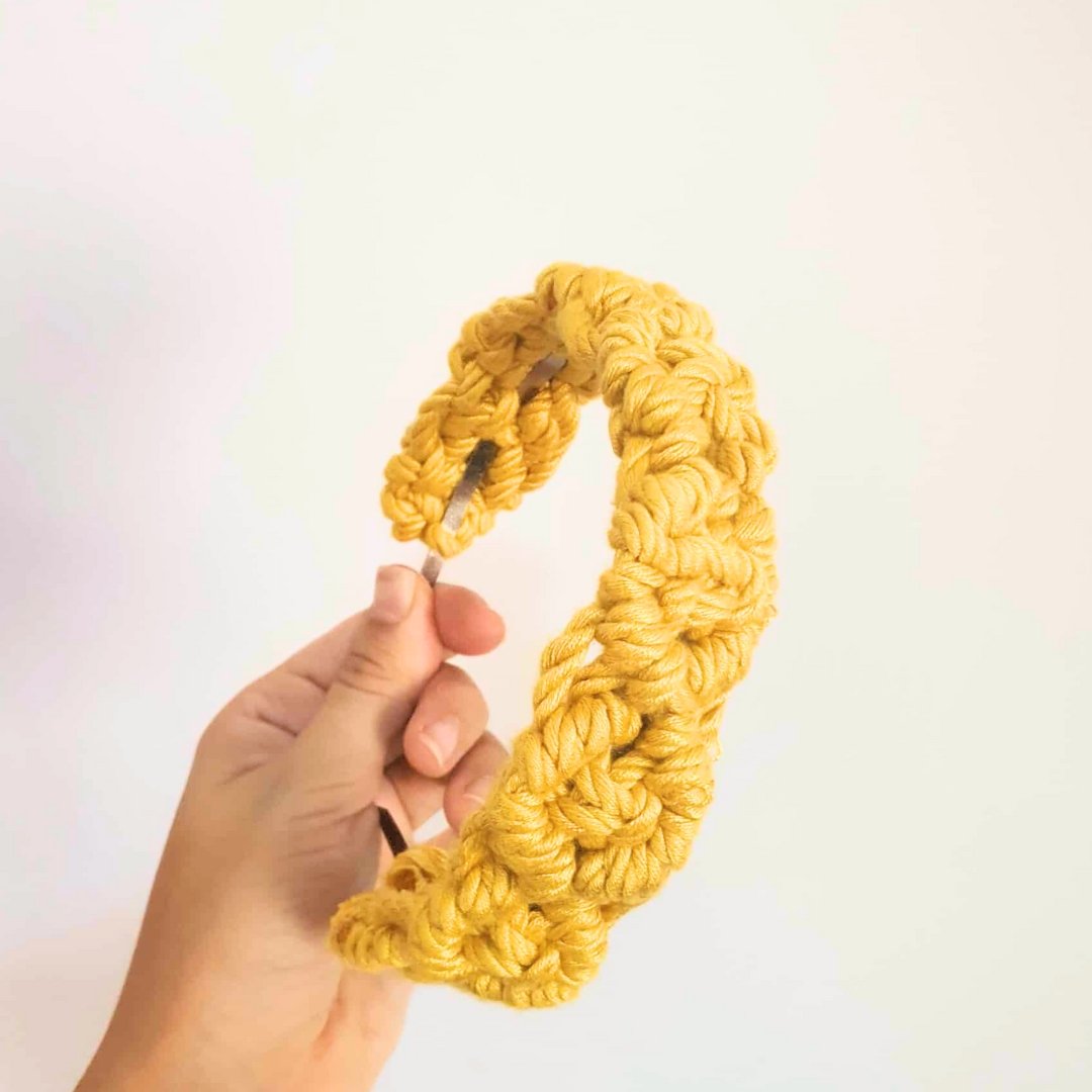 Bandeau cheveux décoré en macramé jaune