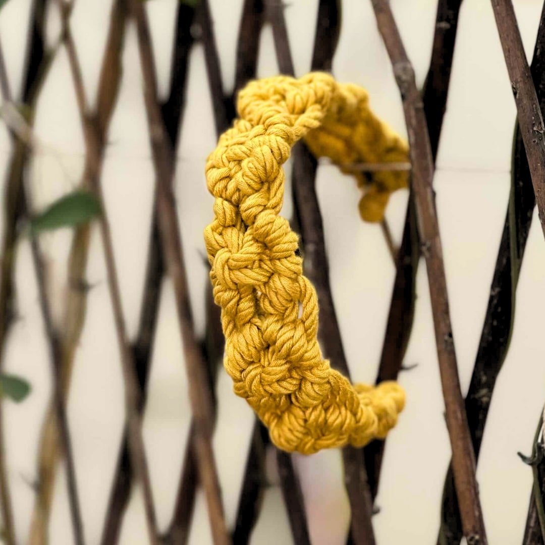 Bandeau cheveux décoré en macramé jaune