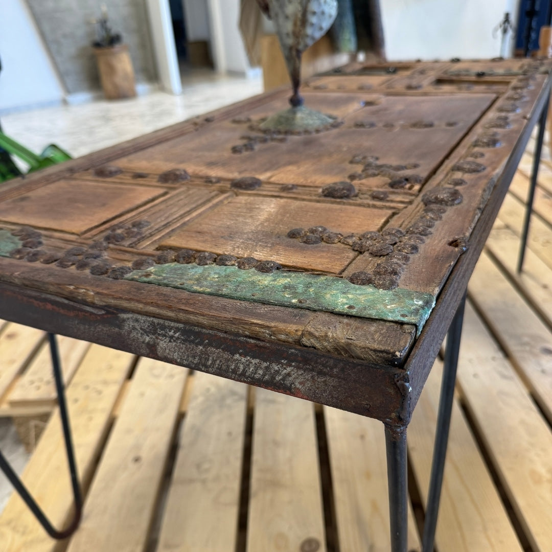 Table upcyclée avec décor cactus bleu, meuble unique