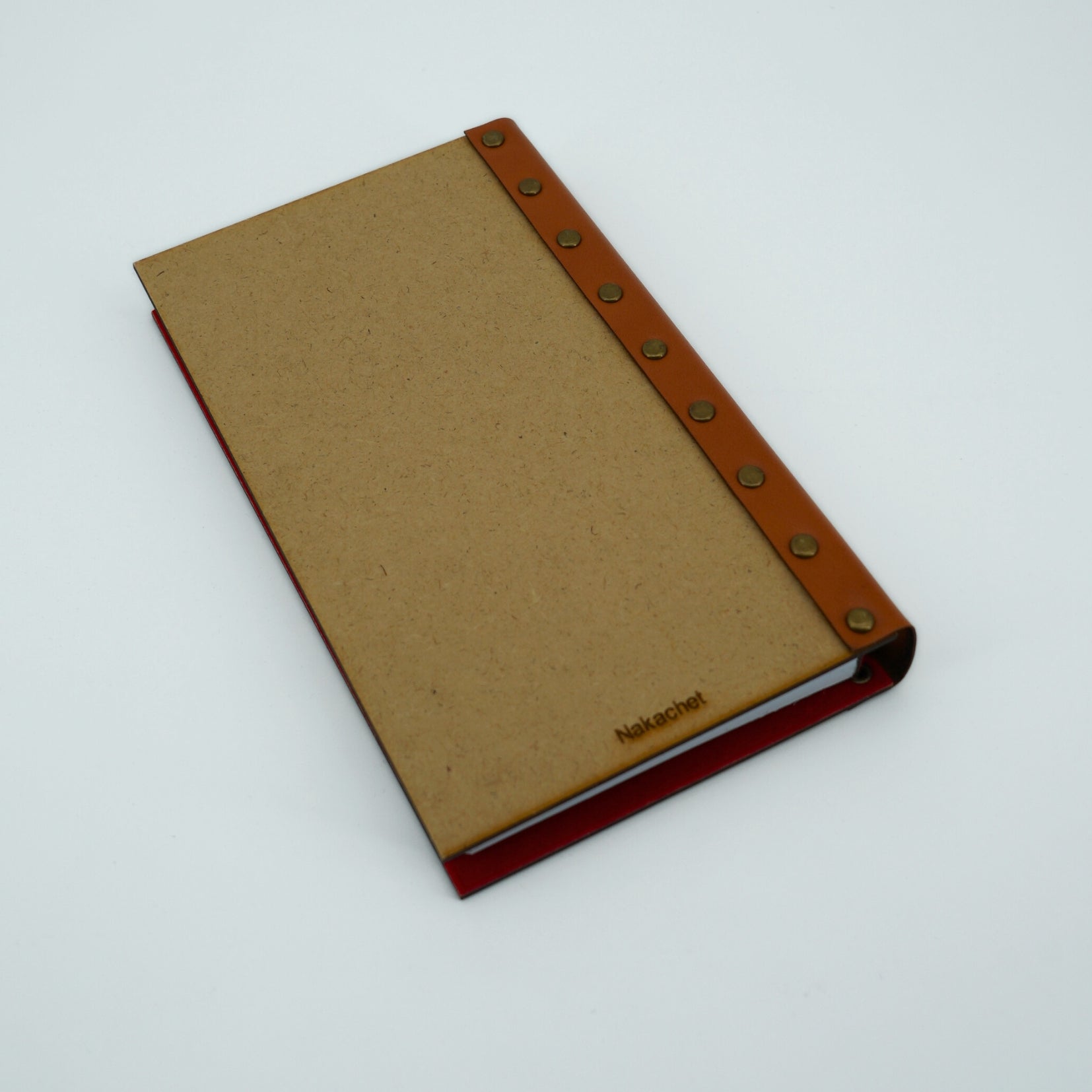 Bloc note en bois et cuir avec design mosquée rouge