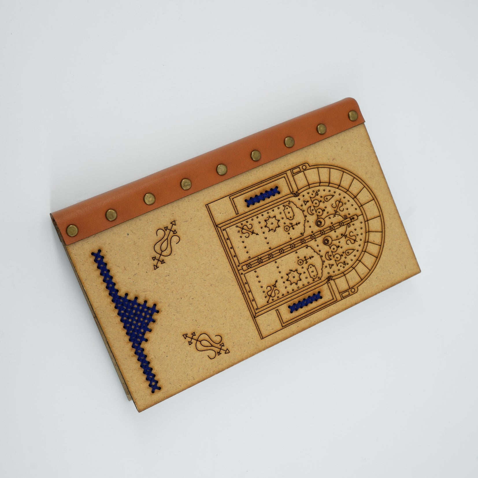 Notebook en bois et cuir avec des détails en bleu