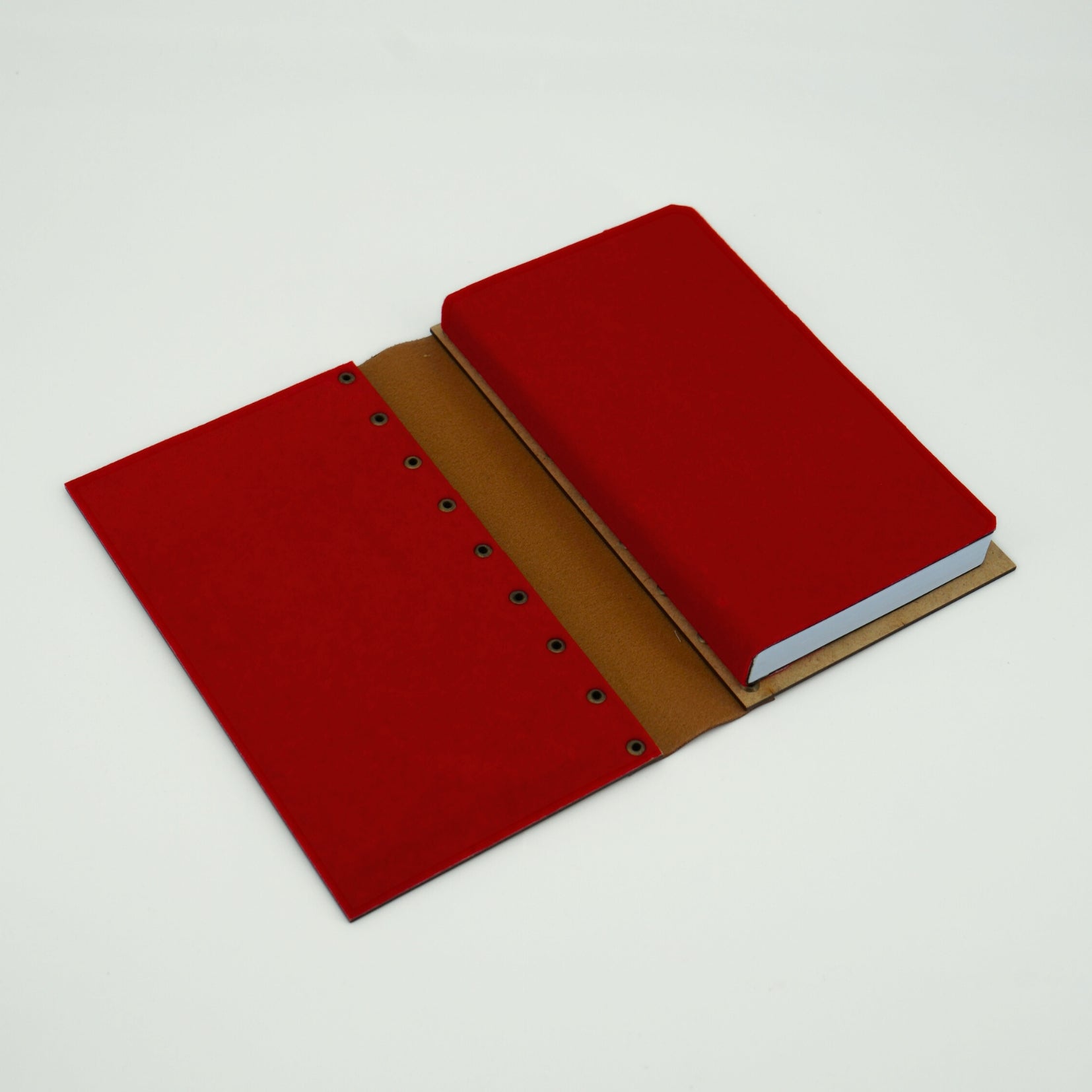 Bloc note en bois et cuir avec design porte rouge