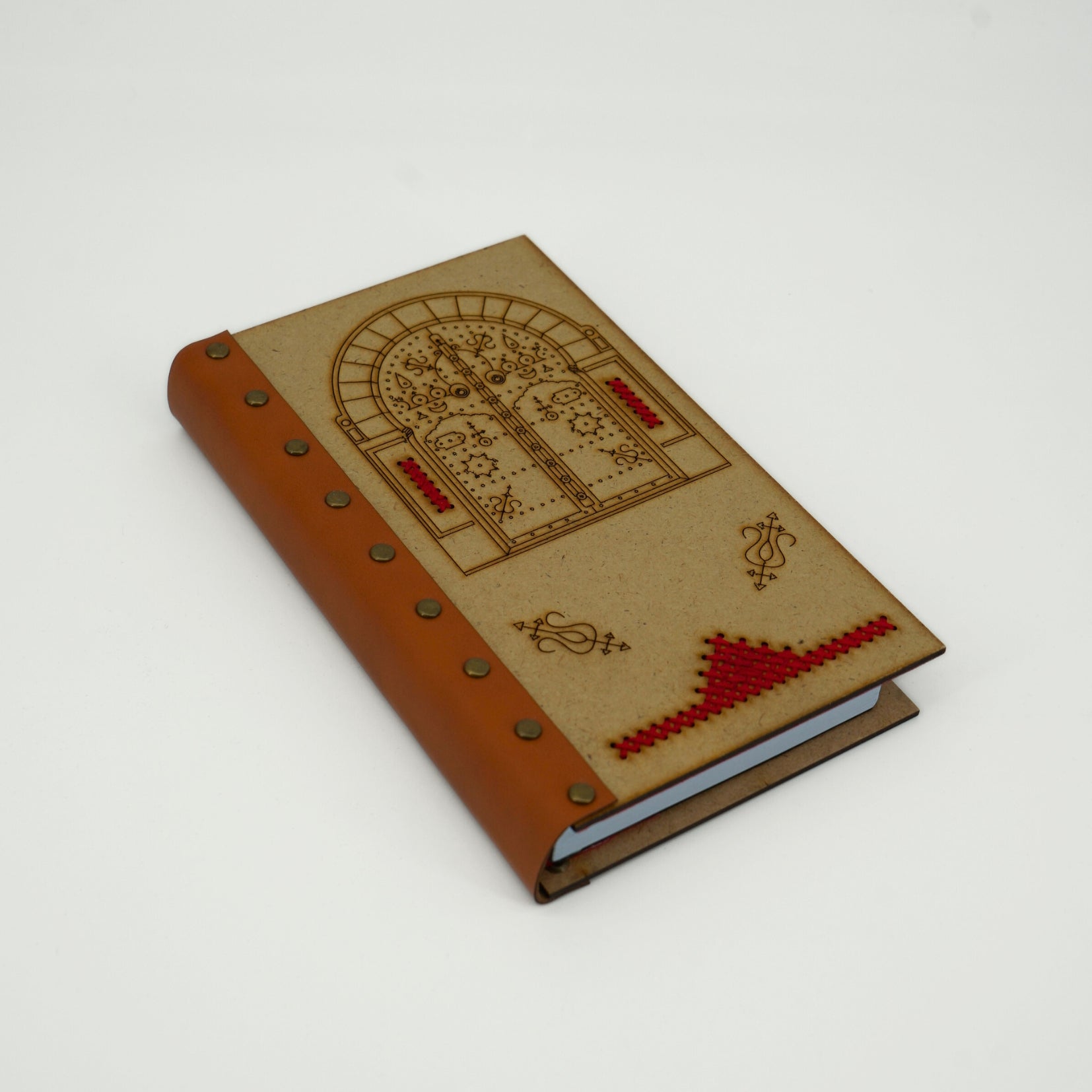 Bloc note en bois et cuir avec design porte rouge