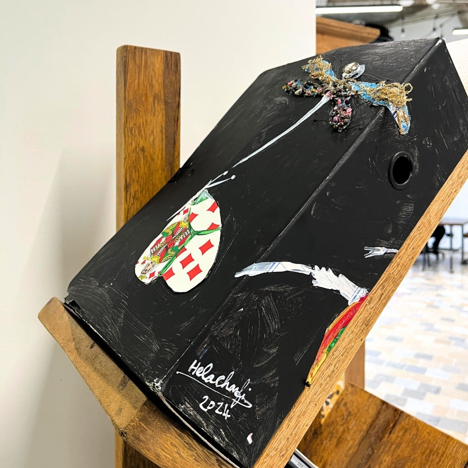 Boîte d'archives noire upcyclée et peinte à la main avec motifs artistiques