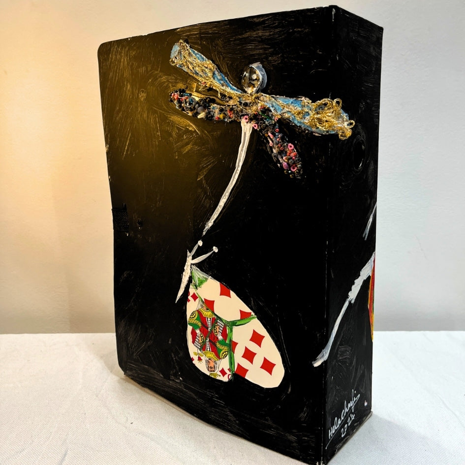 Boîte d'archives noire upcyclée et peinte à la main avec motifs artistiques