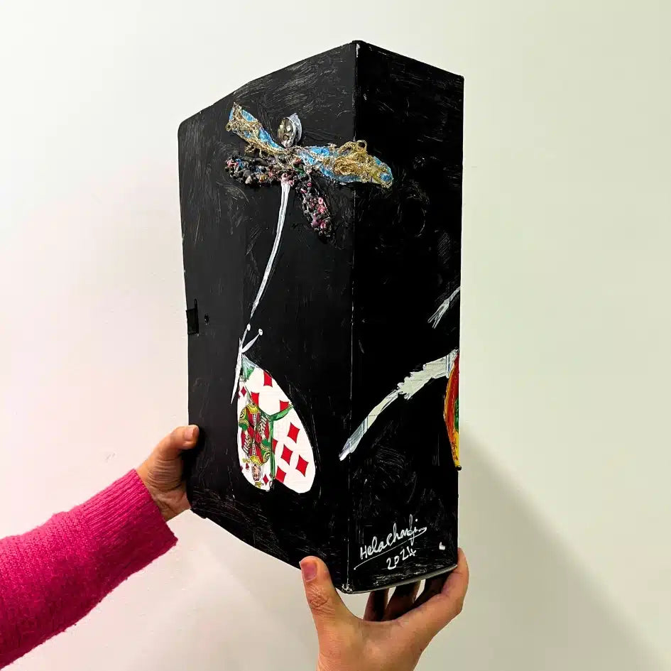 Boîte d'archives noire upcyclée et peinte à la main avec motifs artistiques