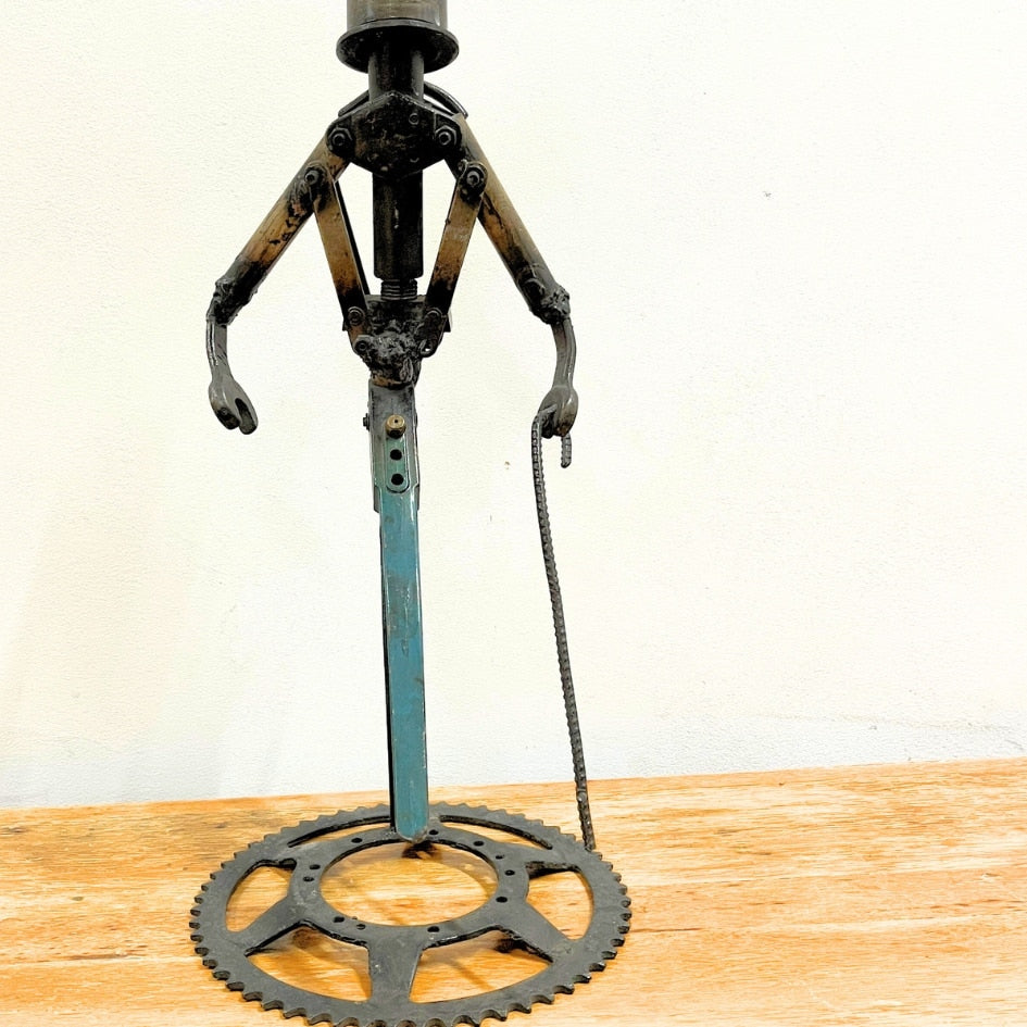 Sculpture charlott en silhouette élégante avec chapeau et canne upcyclée