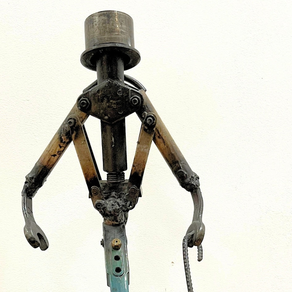 Sculpture charlott en silhouette élégante avec chapeau et canne upcyclée