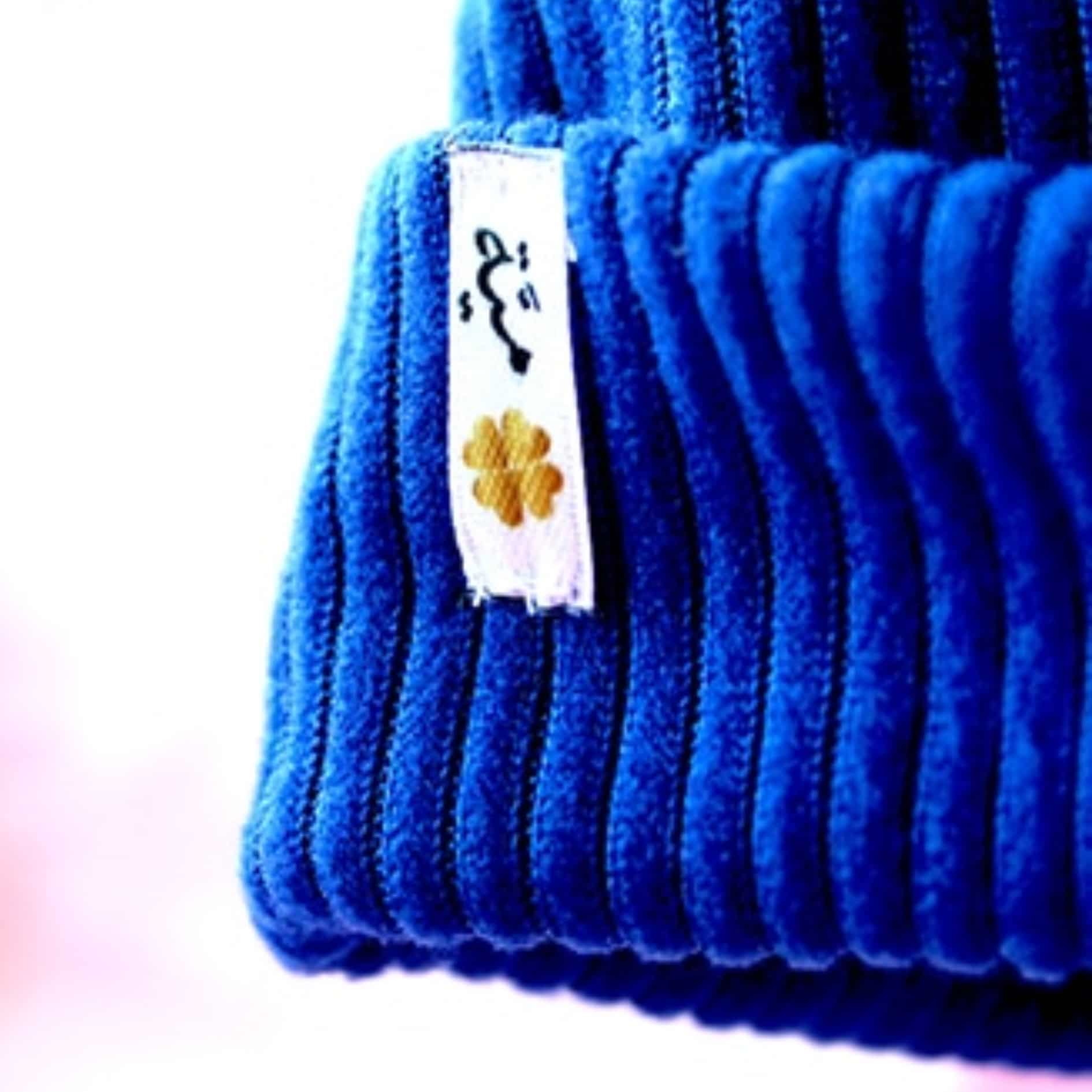 Bonnet côtelé unis disponible en bleu et rose