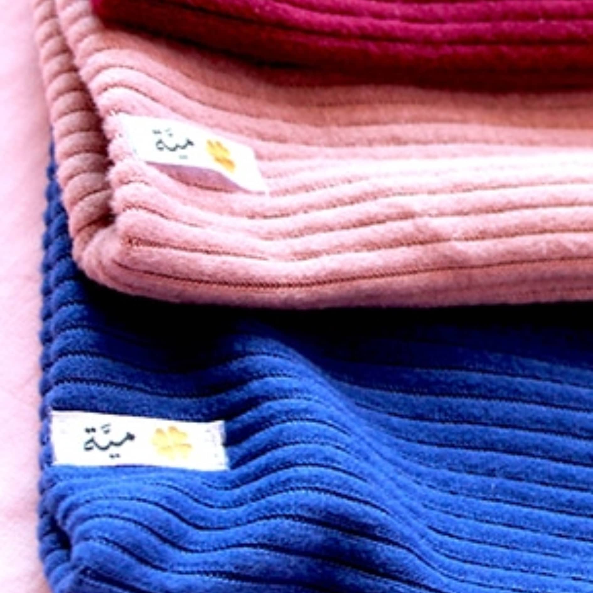 Bonnet côtelé unis disponible en bleu et rose