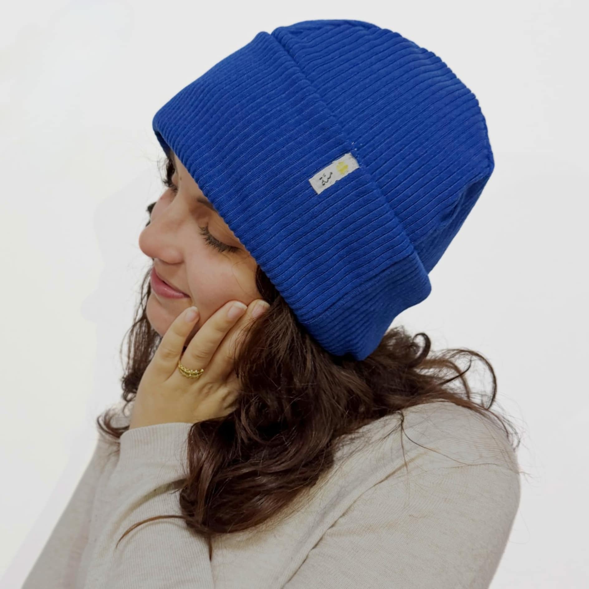 Bonnet côtelé unis disponible en bleu et rose