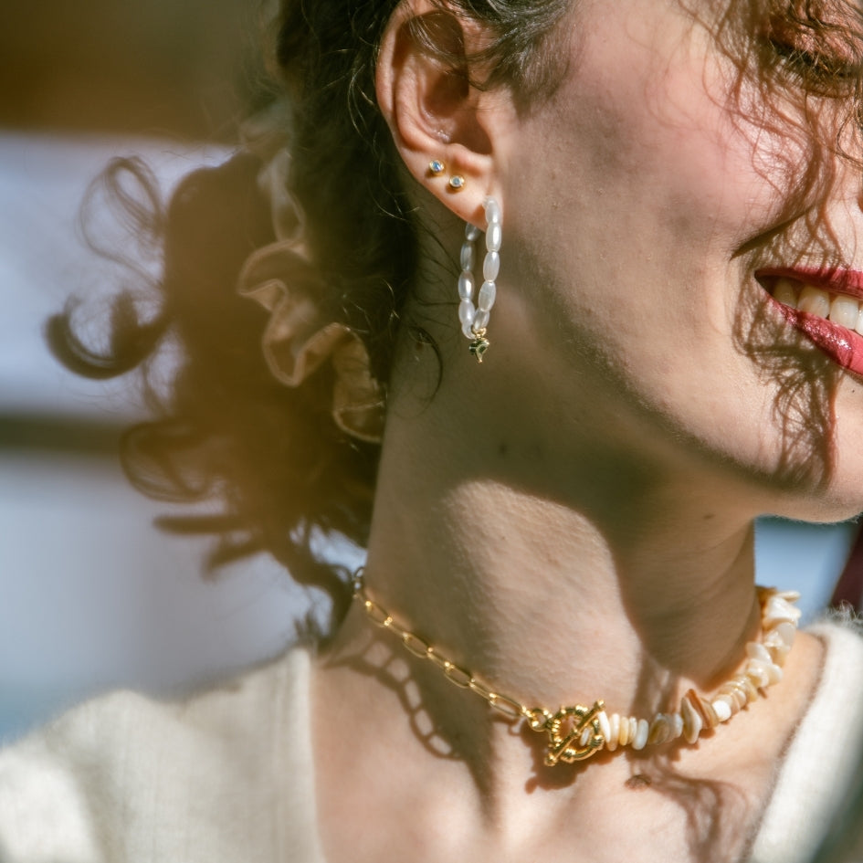 Boucle d'oreille en perles blanches pour un look cœur irrésistible