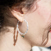 Boucle d'oreille en perles blanches pour un look cœur irrésistible