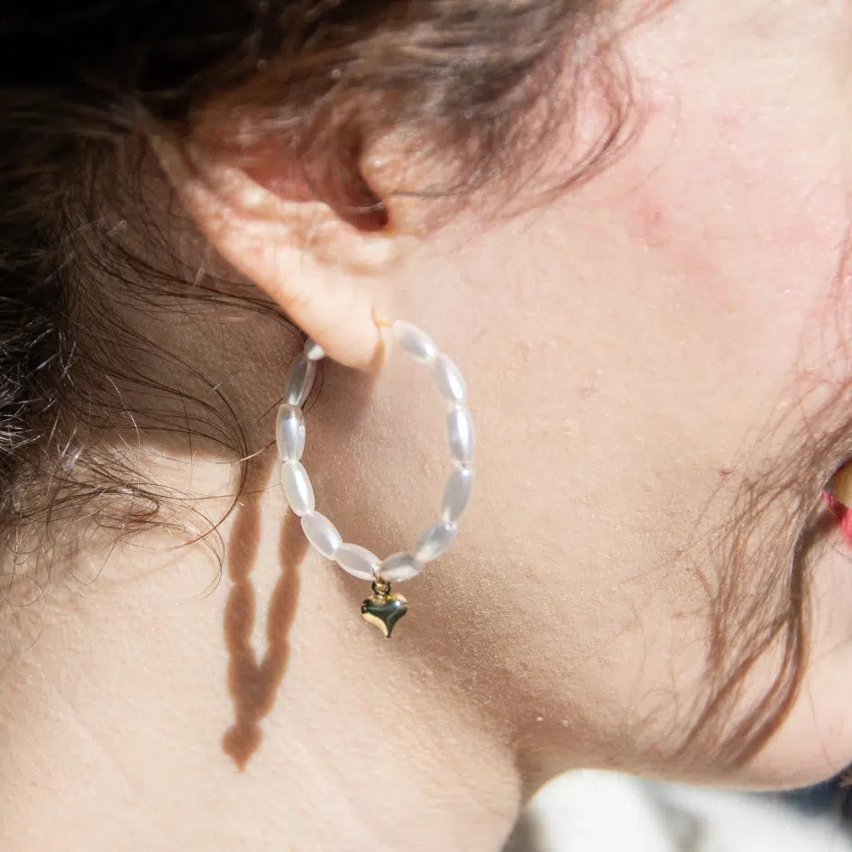Boucle d'oreille en perles blanches pour un look cœur irrésistible