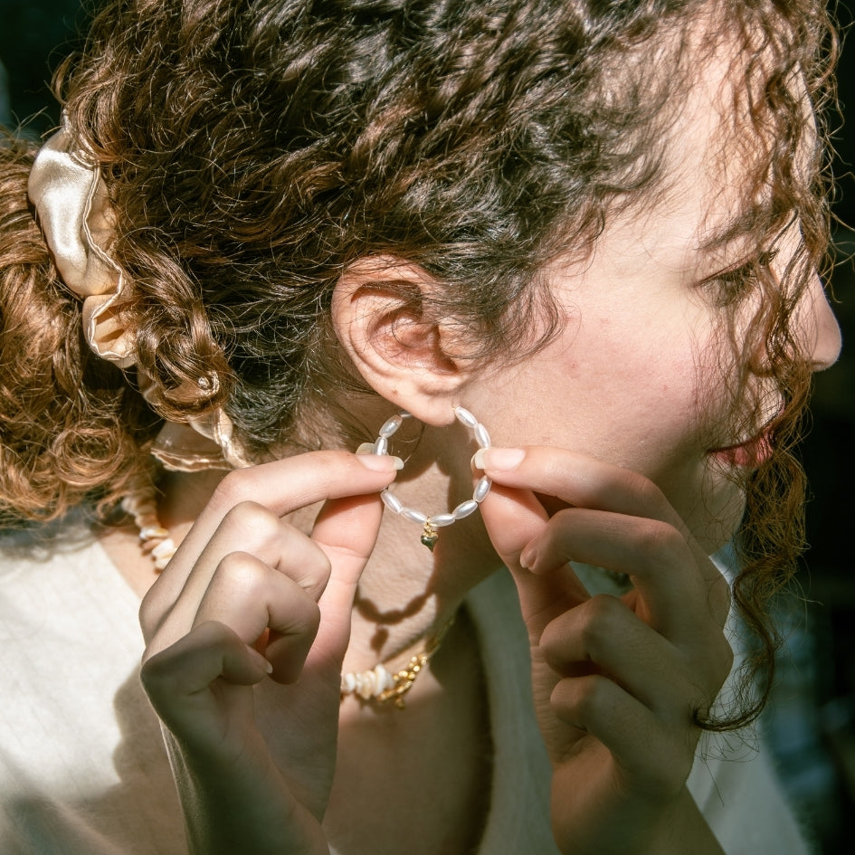 Boucle d'oreille en perles blanches pour un look cœur irrésistible