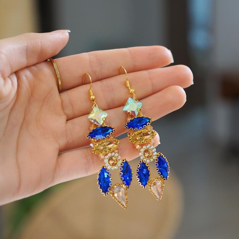 Boucles d'oreilles bleues et dorées , longues boucles d'oreilles en forme de larme, boucles d'oreilles pendantes en cristal, boucles d'oreilles de mariée, boucles d'oreilles bleues, boucles d'oreilles longues en cristal