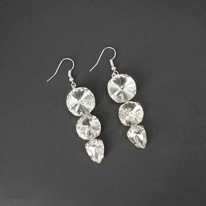 Boucles d'oreilles longues perles de mariée, boucles d'oreilles en cristal et perles, boucles d'oreilles en grappe, boucles d'oreilles de mariage couleur blanche, boucles d'oreilles Lindsey