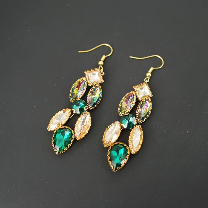 Boucles d'oreilles en cristal et perles vert , boucles d'oreilles de mariage, fait main, boucles d'oreilles de mariée, boucles d'oreilles en strass