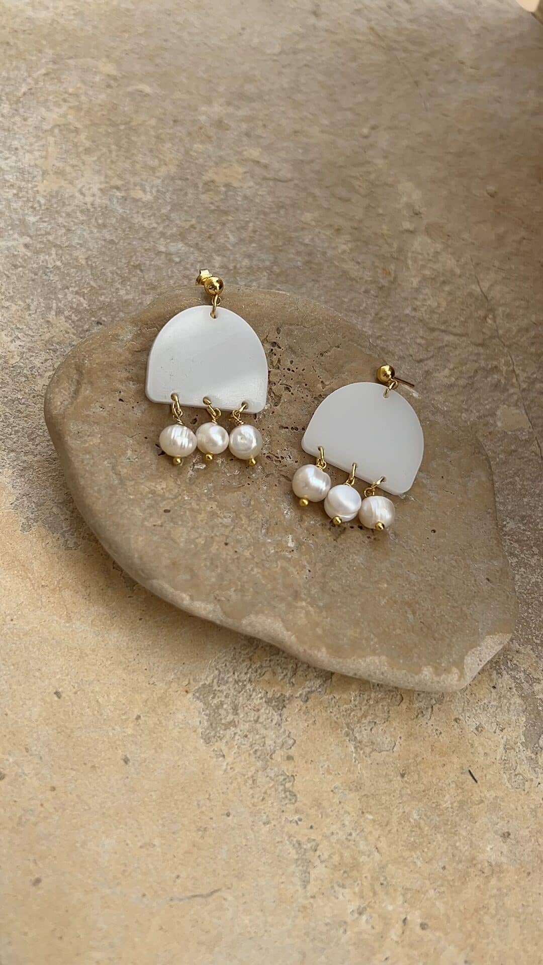 Boucles d'oreilles blanches en acier inoxydable et perles de culture