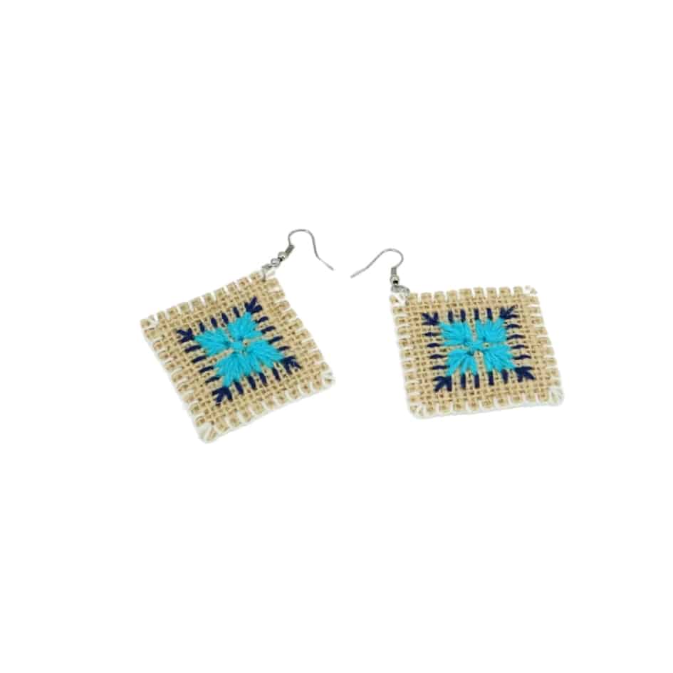 Boucles d'oreilles carrées au crochet grand-mère beige, bleu et blanc