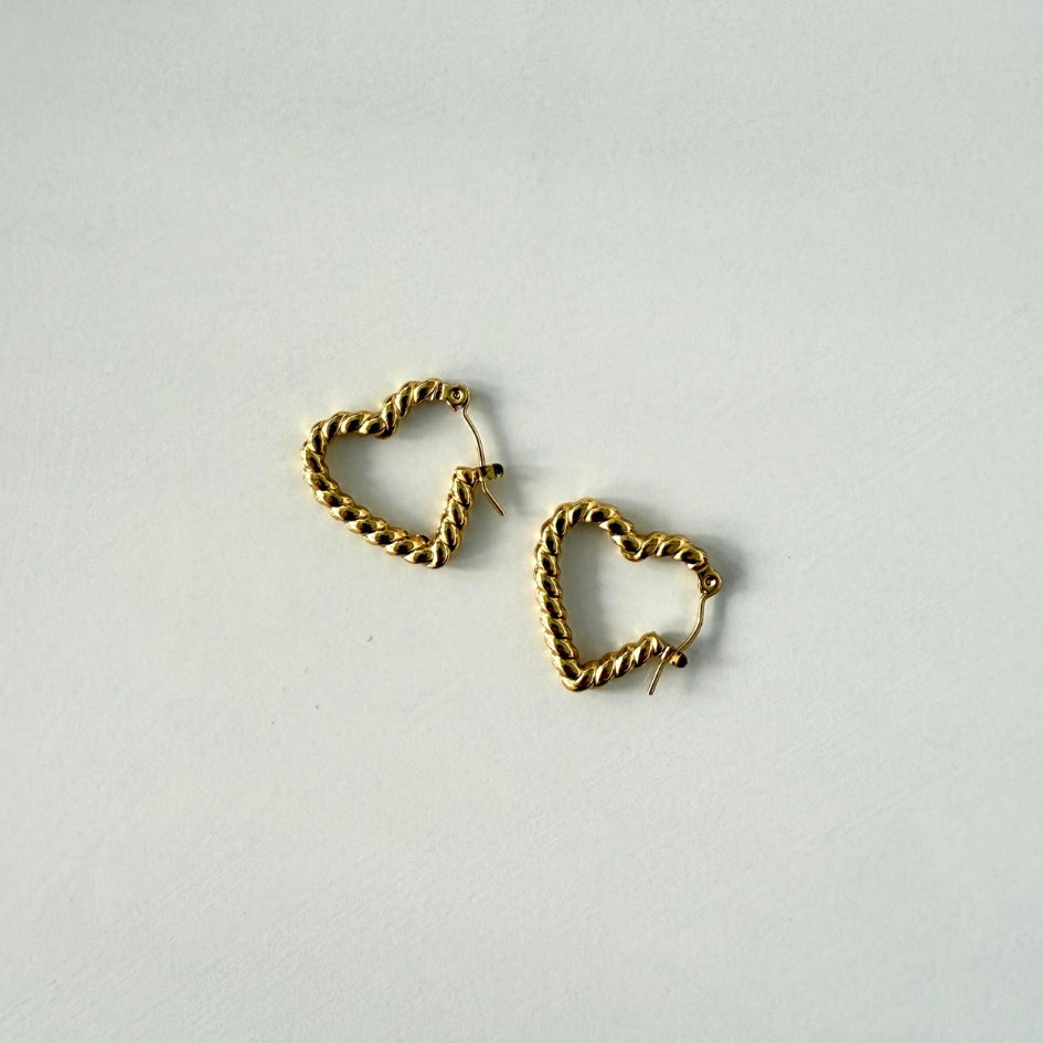 Boucles d’oreilles créoles cœur doré – Élégance et romantisme intemporel