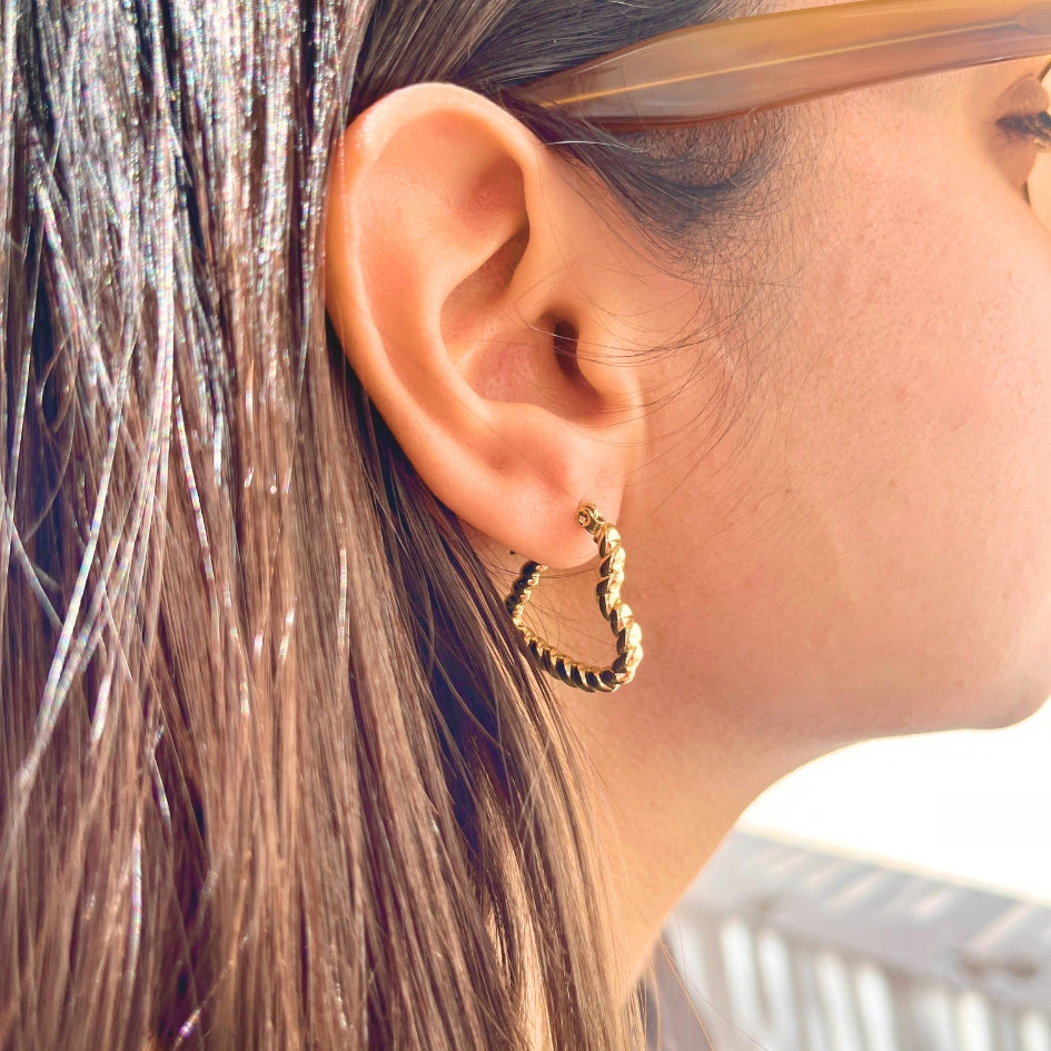 Boucles d’oreilles créoles cœur doré – Élégance et romantisme intemporel