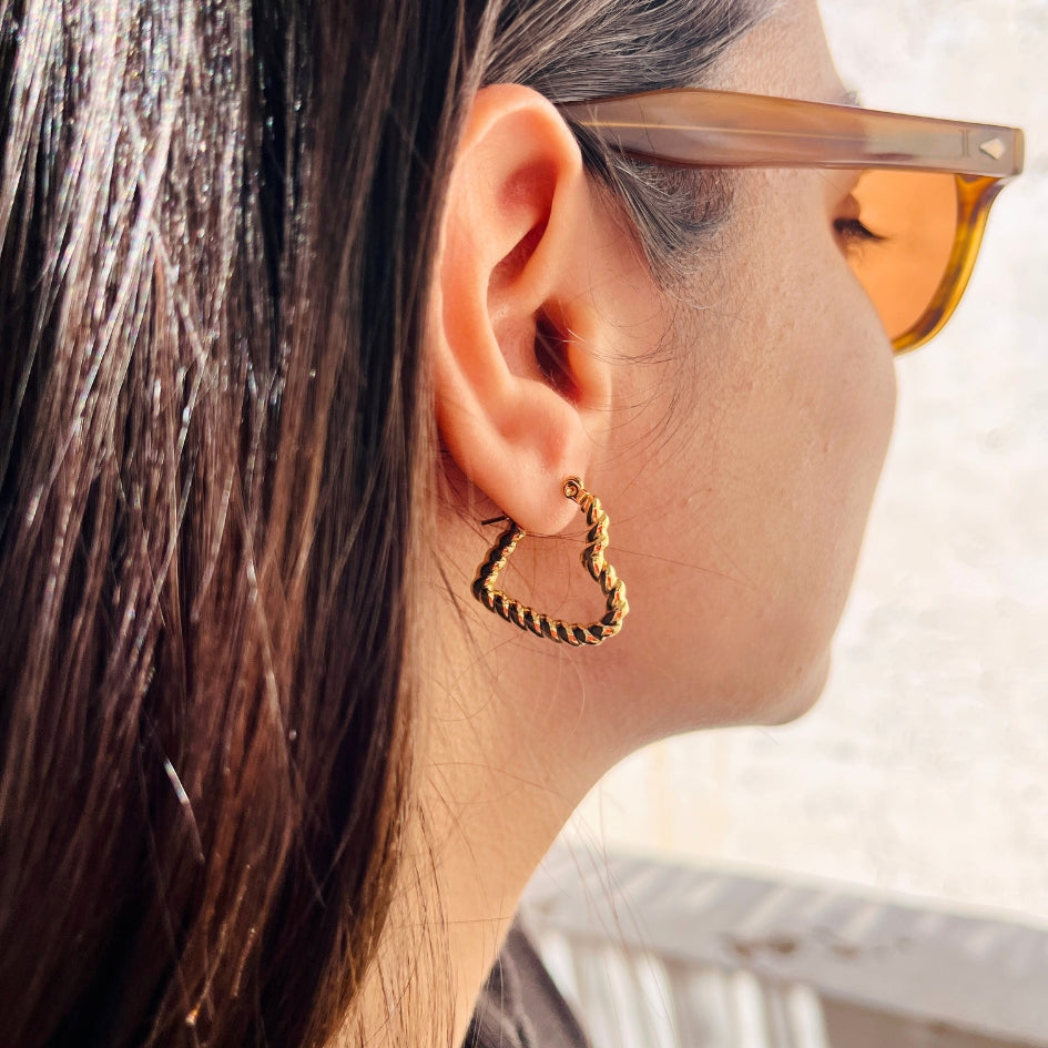 Boucles d’oreilles créoles cœur doré – Élégance et romantisme intemporel