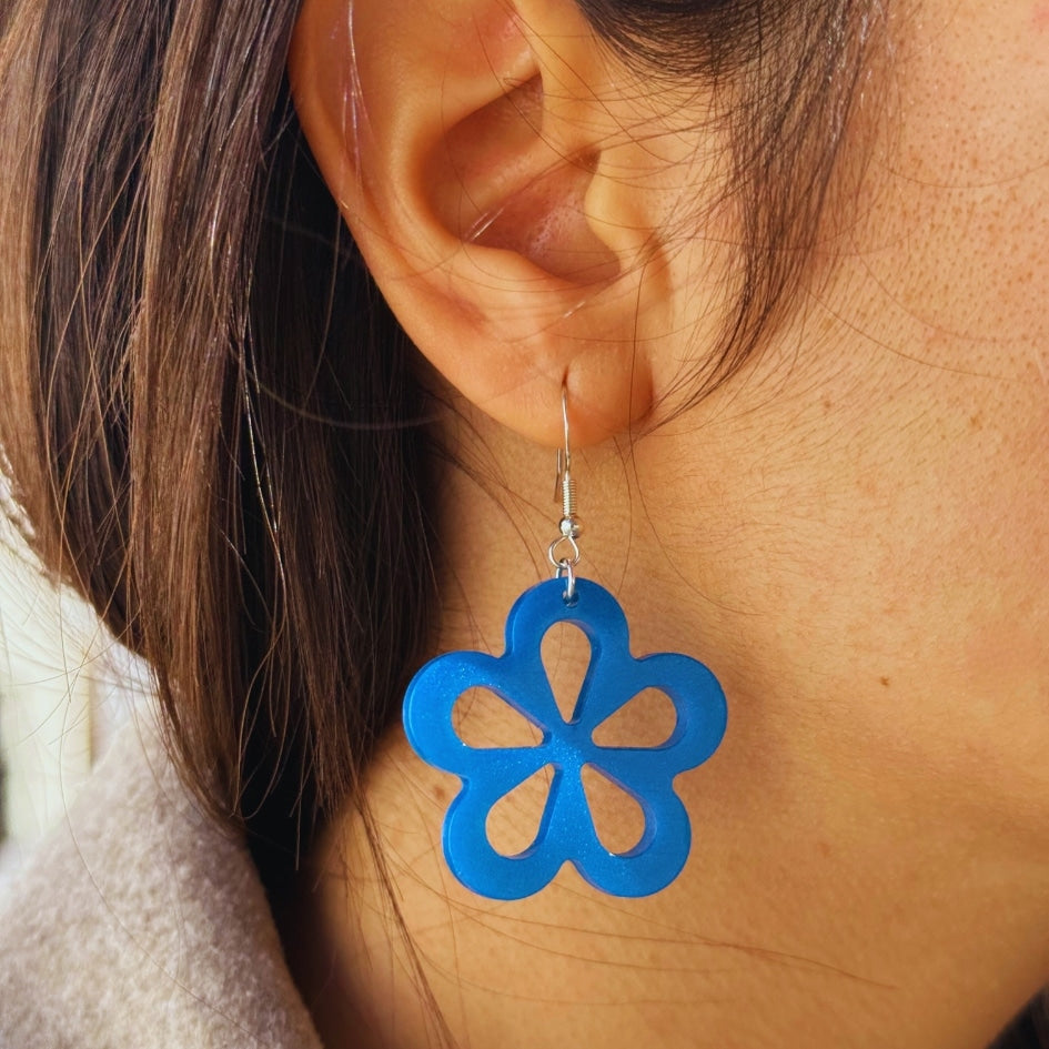 Boucles d'oreilles en résine bleue - Design floral fait main